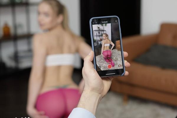 Alexa Flexy adore les réseaux sociaux et le sexe anal