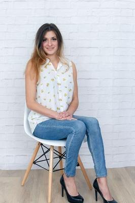 Abril store worker wants to be a nude model casting