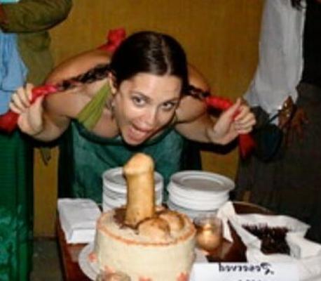 Putas comiendo pollas con pastel de pene de polla