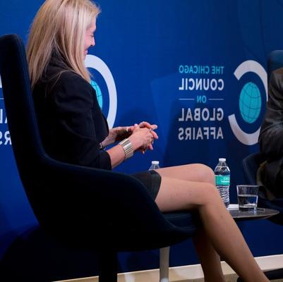 Старая деловая сучка в колготках