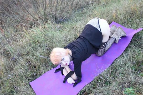 ストッキングを履いた彼女がピクニック中にからかう