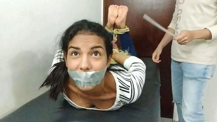 Связанную в бондаже красотку пороли и ей поклонялись ступнями!