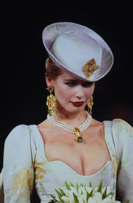 Claudia Schiffer parece gostosa