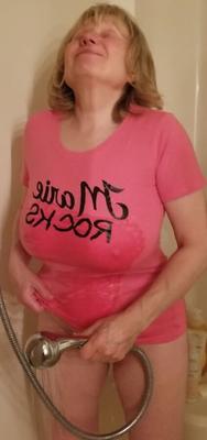 セクシーなおばあちゃんがマンコにスプレーして濡れたTシャツを着て絶頂する