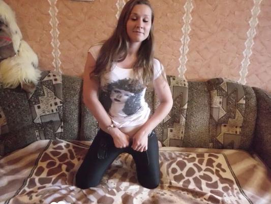 Курящая подруга-брюнетка возбуждающе соблазняет