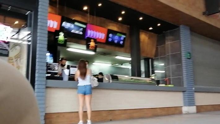 NALGONA CASADA EN SHORT PLAZA FORUM