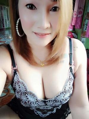 Menghisap susu ibu yang besar
