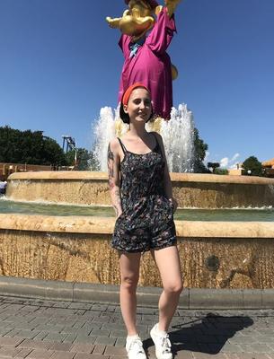 セクシーで面白いプライベート写真ルー・ネスビット。
