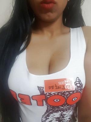 Hooters Girl