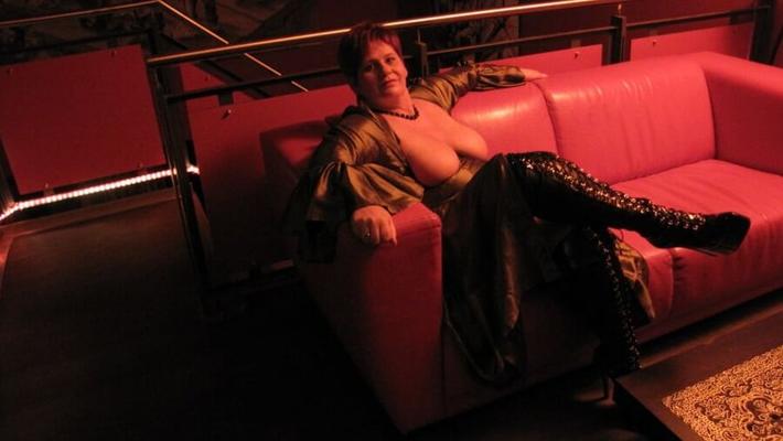 Weit auseinander in der roten Lounge