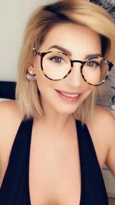 InstaGirl LacroixNadege フランスのテレビの現実大きなおっぱい雌犬