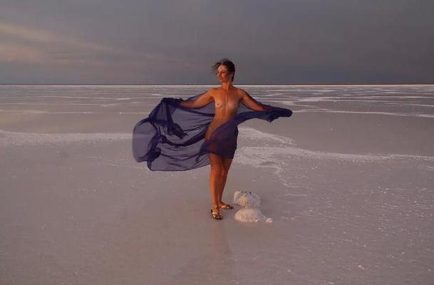 20 Pics On Sunset-Light with DeepBlue Shawl on Salt- Lake