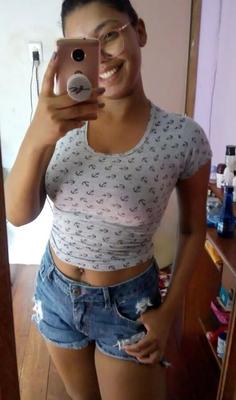 Nerd morena peituda