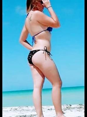 hot pregnant mom in bikini linda milf embarazada en la playa
