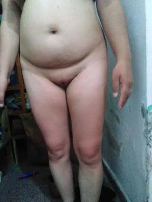 20 Pics Pack 23: Se prueba una pollera y se desnuda