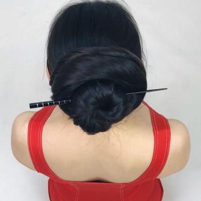 Asiatisches Mädchen mit sehr langen Haaren