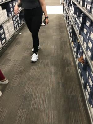 Latina culona gorda en leggings rojos