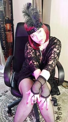 ロシア人熟女 AimeeParadise は魅力的な雌犬です。