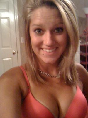CUTE Amateur Girl In Bra