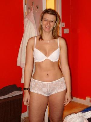 FEMME BLONDE A BESOIN DE BITE