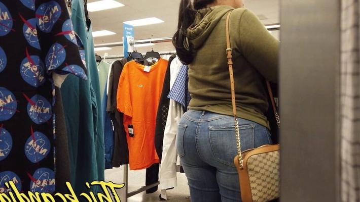 Fat ass Latina Mami in jeans