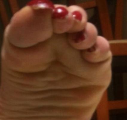 j'ai utilisé des ongles rouges et des plantes de pieds après une journée à la plage