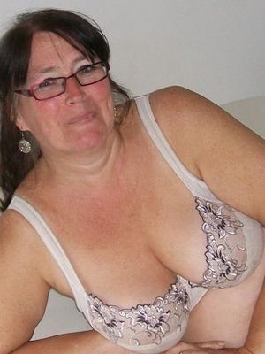 Older and hot (Mom in bra)