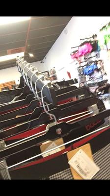 Twisty dans le vestiaire du magasin pour adultes