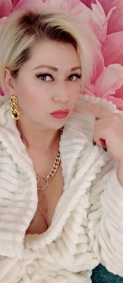 Charming mature slut with a mysterious look & naked cunt ))