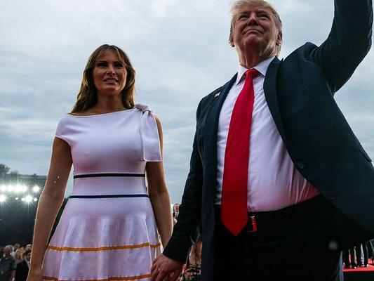 Melania Trump captured braless