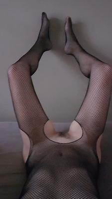 Ma femme soumise et sa chatte poilue essaie ses tenues