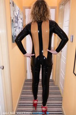 9 Pics Essex Girl Lisa - Showing off my shiny sexy latex catsuit