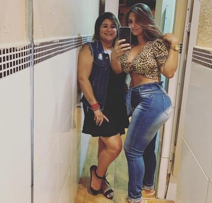 NICE MOM BLOND BITCH BIG BOOT BIG ASS LOIRA DO RABO GRAND