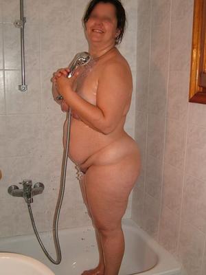 Sexy matures, amateurs, curvy and bbw in bath tub