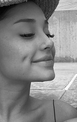Ariana Grande, o verdadeiro rosto da rainha Ari