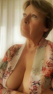 Mature ladies braless cleavage pokies