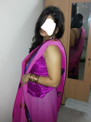 desi bhabhi wearing expensive jewellerys