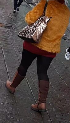 Großer Hintern in Stiefeln und Leggings