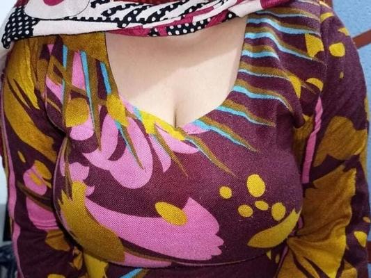Desi Wife in Local Dress , opening Bra Showings Big Boobs