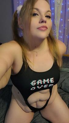 Linda rubia gordita con coletas y lencería de chica gamer - 12 fotos