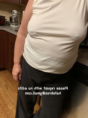 Oma ohne BH zu Hause