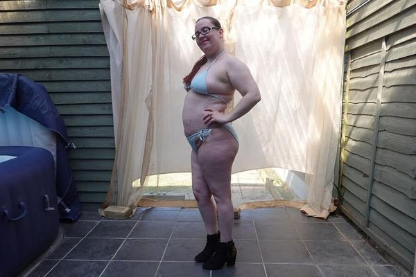 Haley en bikini et bottes