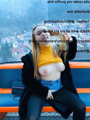 シャーロット最高の大ブーイングティーンが公共の場で巨乳を点滅させる