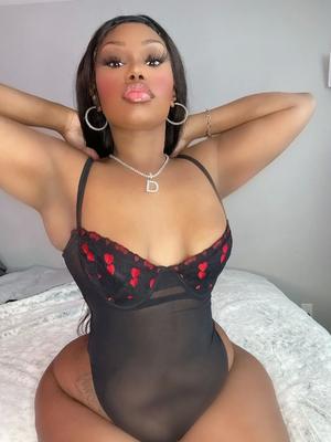 Dolly Banks💰 Free Photos