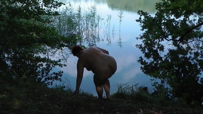Secrètement nue au bord du lac