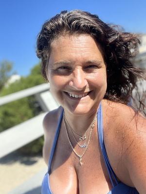 Prendre le soleil en bikini violet sexy