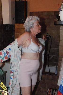 Amateur granny going wild