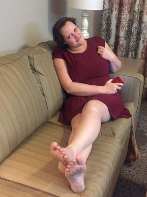 BBW Barefoot Girl Exposed