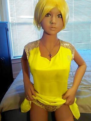 Nina&;s yellow dress