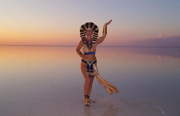 Colorful Elton Evening in Egypt style - 34 Pics